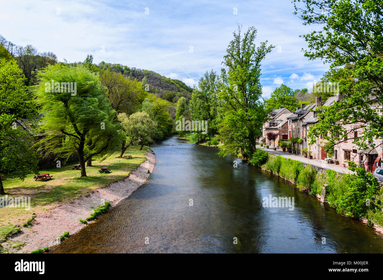 Fluss Aveyron in der Region Midi Pyrenäen Überquerung des mittelalterlichen Dorfes von Belcastel Stockfoto