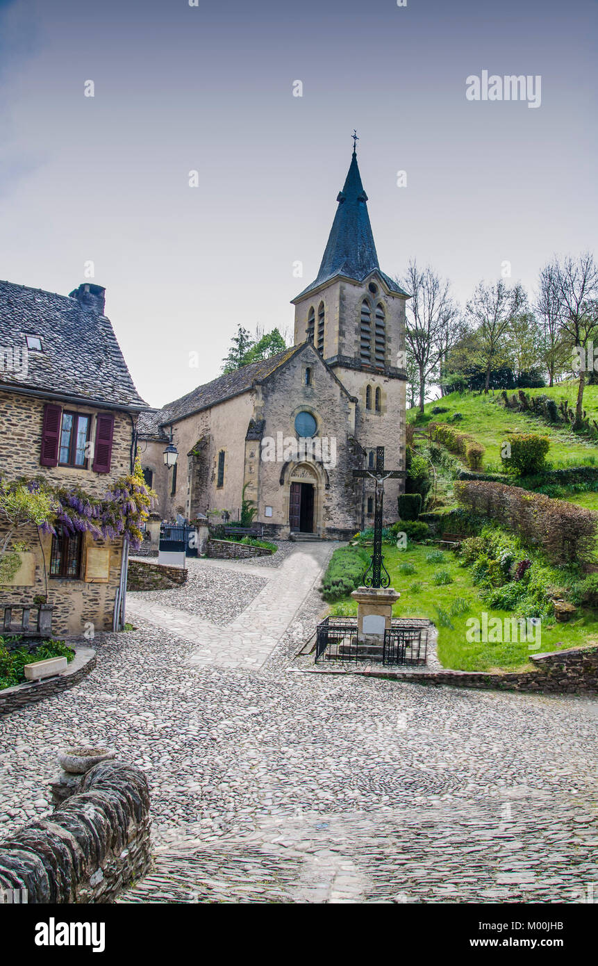 Blick auf die Kirche der Heiligen Maria von Retter in der Ortschaft Senlis, Frankreich, als historisches Denkmal. Stockfoto