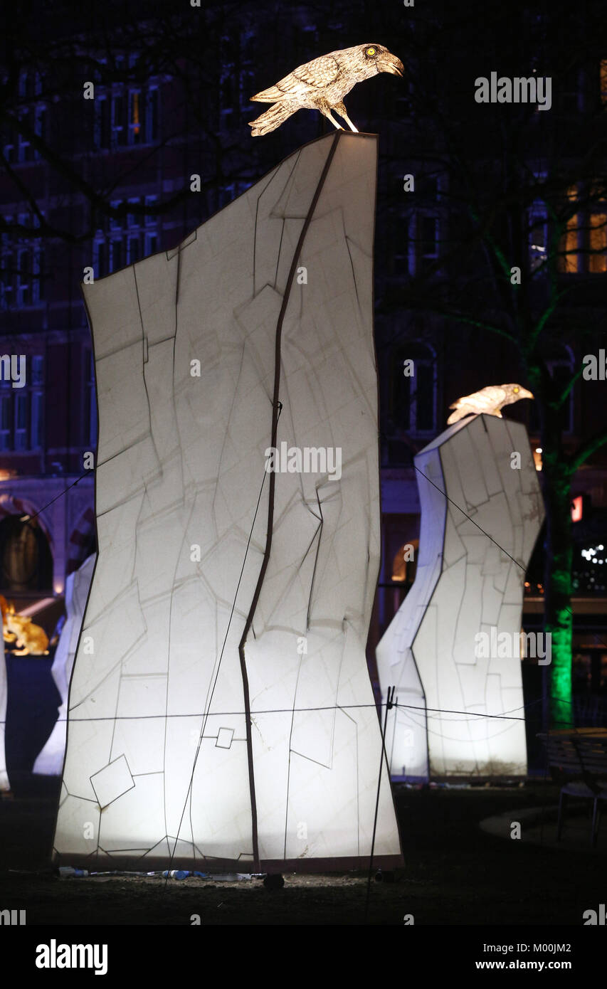 Nachtleben von der Laterne mit Jo Pocock auf Anzeige in Leicester Square Gardens während der Lumiere London licht Festival in Auftrag gegeben durch den Bürgermeister von London Sadiq Khan und durch Artischocke produziert. Stockfoto