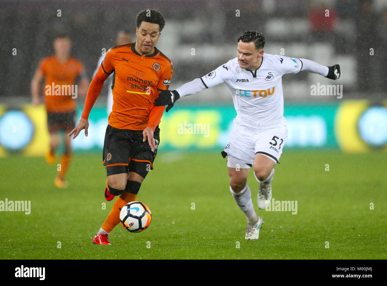 Wolverhampton Wanderers' Helder Costa und Swansea City Roque Mesa Kampf um den Ball während der Emirates FA Cup, dritte Runde Replay in der Liberty Stadium, Swansea. Stockfoto