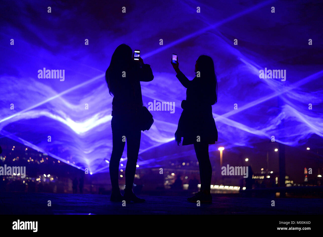 Leute schaut Waterlicht von Daan Roosegaarde am Getreidespeicher Quadrat während der Lumiere London licht Festival in Auftrag gegeben durch den Bürgermeister von London Sadiq Khan und durch Artischocke produziert. Stockfoto