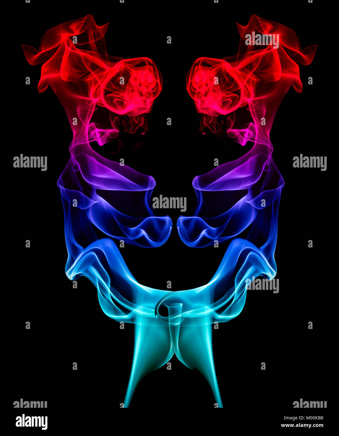Zwei künstlerische Spiegel-Spalten von Rot, Blau und Grün Rauch die Bereitstellung eines zentralen Schwarzen Raum für Kopie Stockfoto