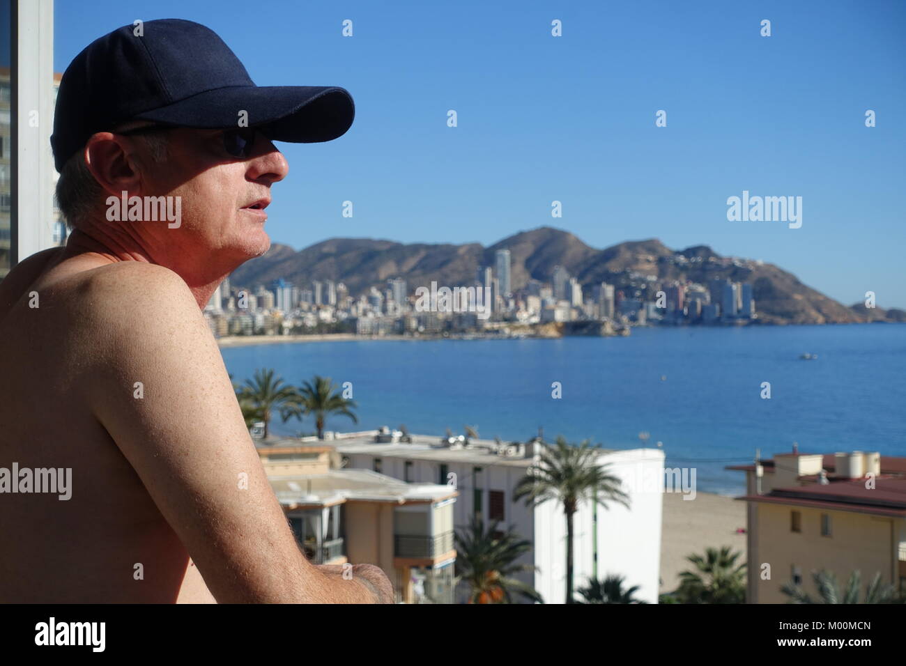 Playa Levante, Benidorm, Costa Blanca, Spanien. 17. Januar 2017. Britische Urlauber genießen die heiße Wintersonne in diesem beliebten spanischen Resort. Stockfoto