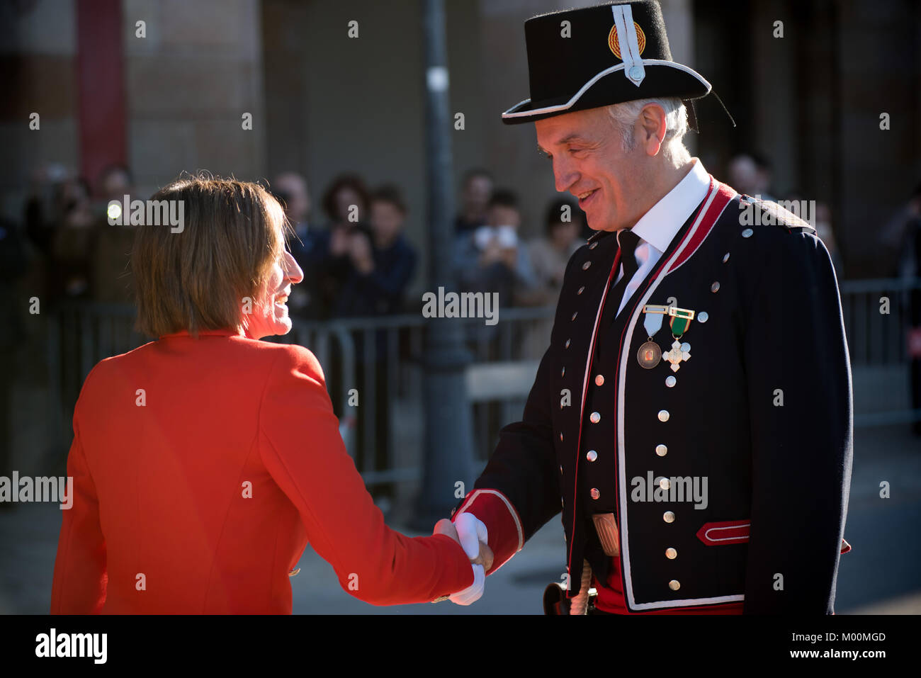 Barcelona, Spanien. 17 Jan, 2018. Januar 17, 2018 - Barcelona, Katalonien, Spanien - dem ehemaligen Präsidenten des Parlaments von Katalonien Carme Forcadell erhält die Auszeichnung von der Mossos de Esquadra katalanische Polizei. Heute katalanischen Parlament beginnt eine neue Legislaturperiode nach 21 D-Wahl. Vorangegangenen Wahlperiode separatistische Aktivisten versuchten, Unabhängigkeit von Madrid zu erklären und viele der Führer der separatistischen Bewegung wurden verhaftet und die spanische Regierung übernahm die Kontrolle der Katalanischen Institutionen anwenden Verfassung Artikel 155. Credit: Jordi Boixareu/Alamy leben Nachrichten Stockfoto