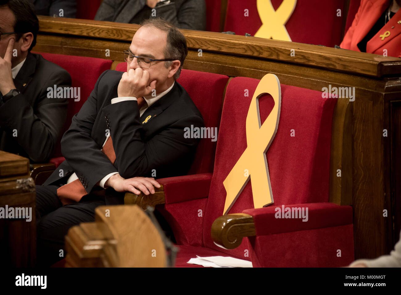 Barcelona, Spanien. 17 Jan, 2018. Januar 17, 2018 - Barcelona, Katalonien, Spanien - ein gelbes Band repräsentiert gefangengesetzt Parlamentariern ist bei der Eröffnung der Plenartagung des Parlaments von Katalonien gesehen. Heute katalanischen Parlament beginnt eine neue Legislaturperiode nach 21 D-Wahl. Vorangegangenen Wahlperiode separatistische Aktivisten versuchten, Unabhängigkeit von Madrid zu erklären und viele der Führer der separatistischen Bewegung wurden verhaftet und die spanische Regierung übernahm die Kontrolle der Katalanischen Institutionen anwenden Verfassung Artikel 155. Credit: Jordi Boixareu/Alamy leben Nachrichten Stockfoto