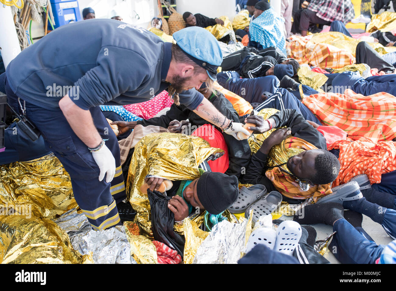 Transfer nach Catania, Sizilien, mit 505 geretteten Menschen an Bord der MS Wassermann am 17. Januar 2018; SOS Mediterranee, Medecins sans frontieres | Verwendung weltweit Stockfoto