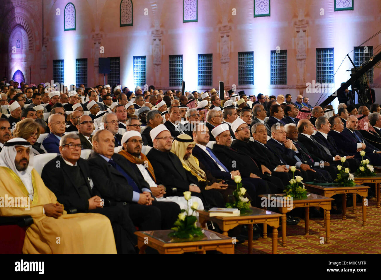 Kairo, Ägypten. 16 Jan, 2018. Die Teilnehmer hören die Rede des palästinensischen Präsidenten Mahmud Abbas in der Konferenz über Jerusalem an der Al-Azhar in Kairo am 17. Januar 2018. Die Arabische Liga chief in Rechnung, dass die Entscheidung der USA von entscheidender Bedeutung für die Institution der Vereinten Nationen für die palästinensischen Flüchtlinge auf die gesamte Frage der Credit: thaer Ganaim/APA-Images/ZUMA Draht/Alamy Leben Nachrichten angestrebt wurde, Stockfoto