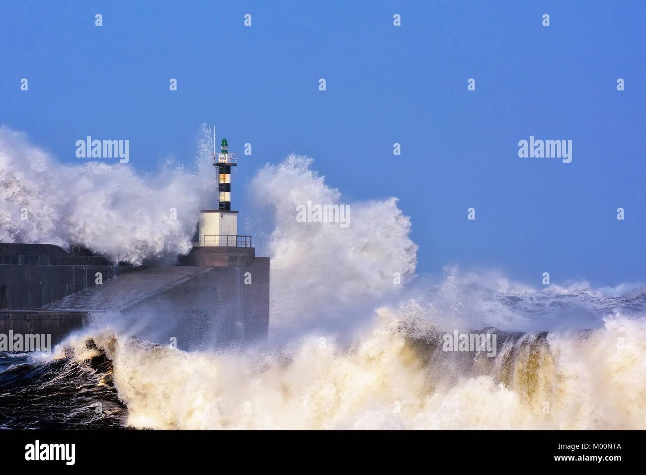 San Esteban de Pravia, Asturien, im Norden Spaniens. 17 Jan, 2018. Stürmische Welle über Leuchtturm und Mole von San Esteban de Pravia in Asturien, Spanien. Riesige Wellen schlagen an der Küste San Esteban de Pravia, Asturien, im Norden Spaniens, 17. Januar 2018. Nach spanischem Meteorological Agency AEMET Riesenwellen von mindestens 8 Meter können die asturische Küste erreichen, so dass die lokalen Behörden die "d-alert' aufgrund von gefährlichen Küsten- und meteorologische Phänomene im Bereich erklärt. Credit: StockPhotoAstur/Alamy leben Nachrichten Stockfoto