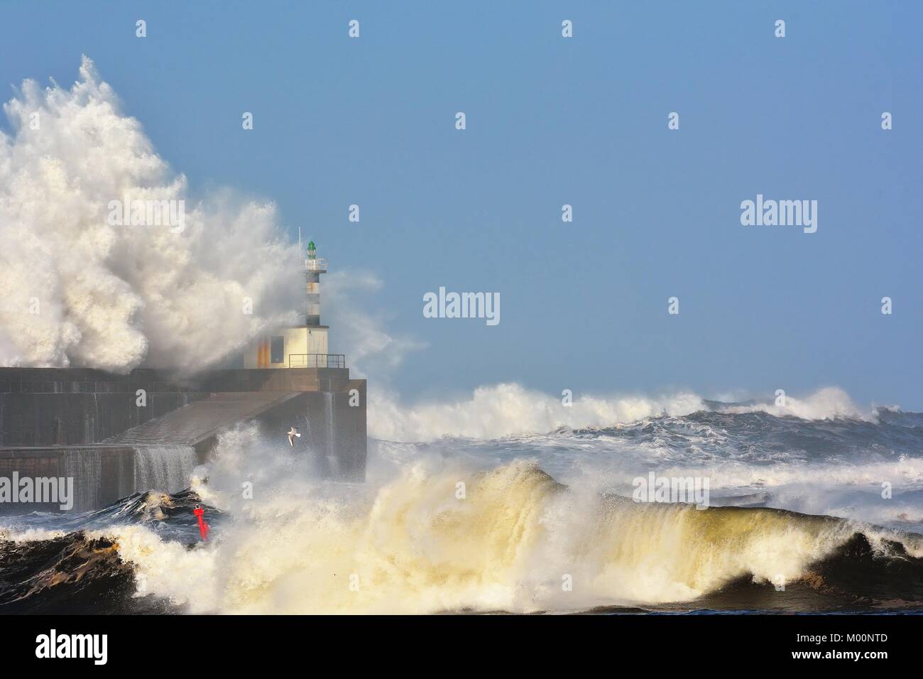 San Esteban de Pravia, Asturien, im Norden Spaniens. 17 Jan, 2018. Stürmische Welle über Leuchtturm und Mole von San Esteban de Pravia in Asturien, Spanien. Riesige Wellen schlagen an der Küste San Esteban de Pravia, Asturien, im Norden Spaniens, 17. Januar 2018. Nach spanischem Meteorological Agency AEMET Riesenwellen von mindestens 8 Meter können die asturische Küste erreichen, so dass die lokalen Behörden die "d-alert' aufgrund von gefährlichen Küsten- und meteorologische Phänomene im Bereich erklärt. Credit: StockPhotoAstur/Alamy leben Nachrichten Stockfoto