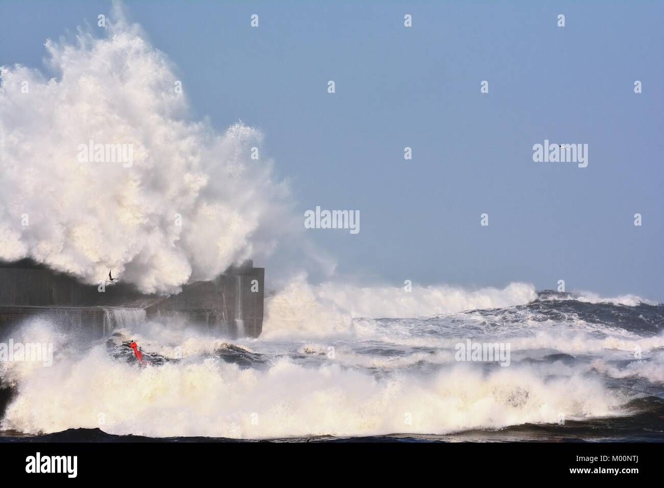 San Esteban de Pravia, Asturien, im Norden Spaniens. 17 Jan, 2018. Stürmische Welle über Leuchtturm und Mole von San Esteban de Pravia in Asturien, Spanien. Riesige Wellen schlagen an der Küste San Esteban de Pravia, Asturien, im Norden Spaniens, 17. Januar 2018. Nach spanischem Meteorological Agency AEMET Riesenwellen von mindestens 8 Meter können die asturische Küste erreichen, so dass die lokalen Behörden die "d-alert' aufgrund von gefährlichen Küsten- und meteorologische Phänomene im Bereich erklärt. Credit: StockPhotoAstur/Alamy leben Nachrichten Stockfoto
