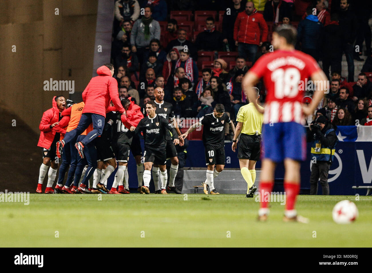 Joaquin Correa (FC Sevilla) feiert sein Ziel, die es (1,2) Copa del Rey Match zwischen Atletico de Madrid FC Sevilla an der Wanda Metropolitano Stadion in Madrid, Spanien, 17. Januar 2018 vs. Stockfoto