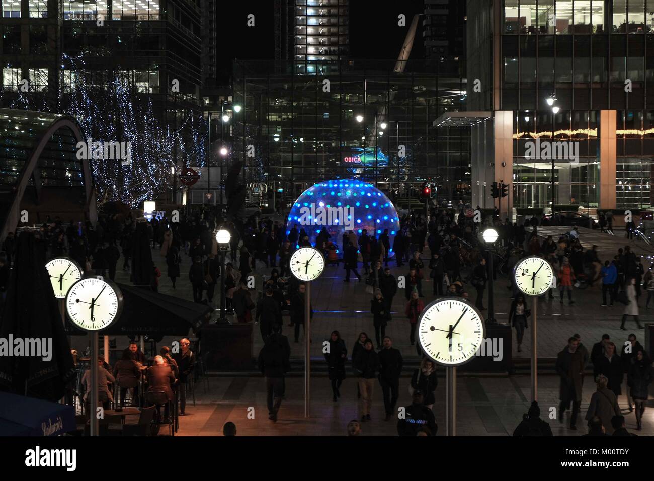 London, Großbritannien. 17 Jan, 2018. Winter Lights interaktive Kunst Installationen an Onic's Canary Wharf, leichte Noppen" durch Eness pulsiert mit Licht und Sound, wenn angesprochen oder berührt, ein warmes Glühen durch 236 programmierte LEDs. Credit: Claire Doherty/Alamy leben Nachrichten Stockfoto