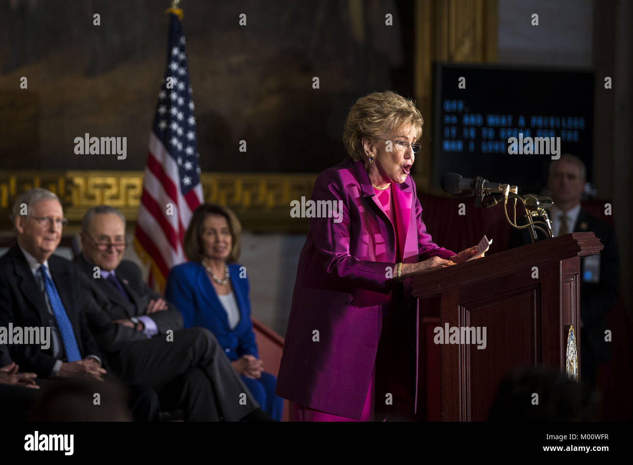 Washington, District of Columbia, USA. 17 Jan, 2018. Der ehemalige Senator Elizabeth Dole, spricht während einer Kongreßgoldmedaille Zeremonie für ehemalige Senator Bob Dole, im US-Kapitol in Washington, DC, USA, am Mittwoch, Januar 17, 2018. Von links: Mehrheitsführer im Senat, Mitch McConnell, ein Republikaner aus Kentucky, Senat-minorität Leader Chuck Schumer, Demokrat aus New York und Hausminoritätführer Nancy Pelosi, ein Demokrat aus Kalifornien. Fotograf: Al Drago/Bloomberg. Credit: Al Drago/Pool über CNP Credit: Al Drago/CNP/ZUMA Draht/Alamy leben Nachrichten Stockfoto