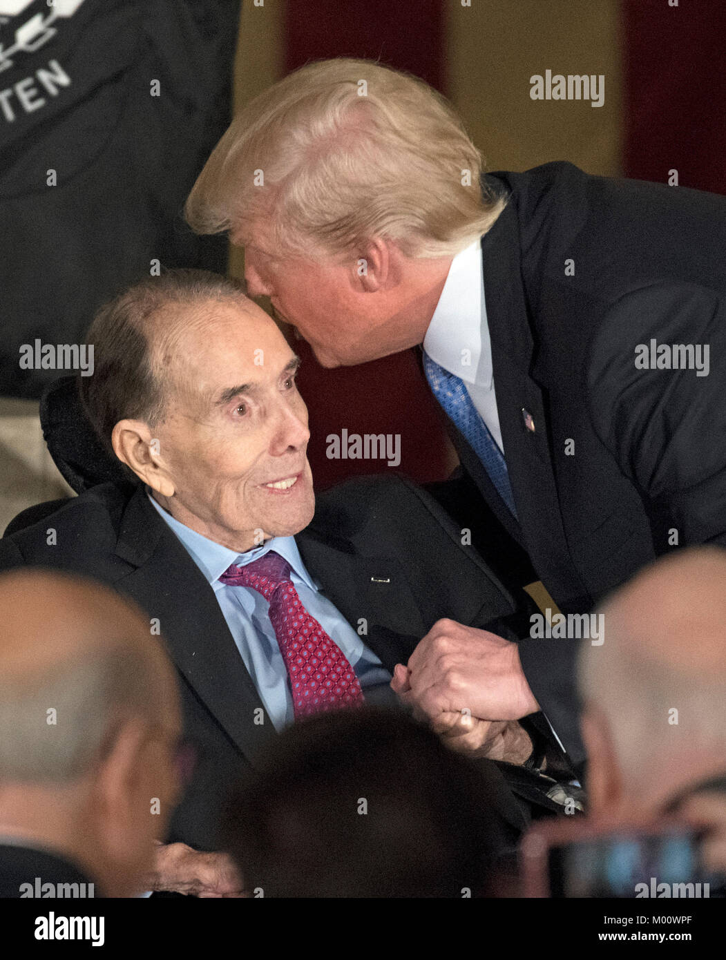 Washington DC, USA. 17 Jan, 2018. Präsidenten der Vereinigten Staaten Donald J. Trumpf Pflanzen einen Kuss auf die Stirn des ehemaligen US-Senator Bob Dole (Republikaner für Kansas), als er einen Kongreßgoldmedaille Zeremonie in der Dole Ehre in der Rotunde des US Capitol besucht. Kongress beauftragt Goldmedaillen als seinen höchsten Ausdruck der nationalen Anerkennung für herausragende Leistungen und Beiträge. Dole serviert im Kongreß von 1961 bis 1996, war der Senat GOP Führer von 1985 bis 1996, und war die Republikanische Partei nominierte 1996 für das Amt des Präsidenten der Vereinigten Staaten. Credit: MediaPunch Inc/Alamy L Stockfoto