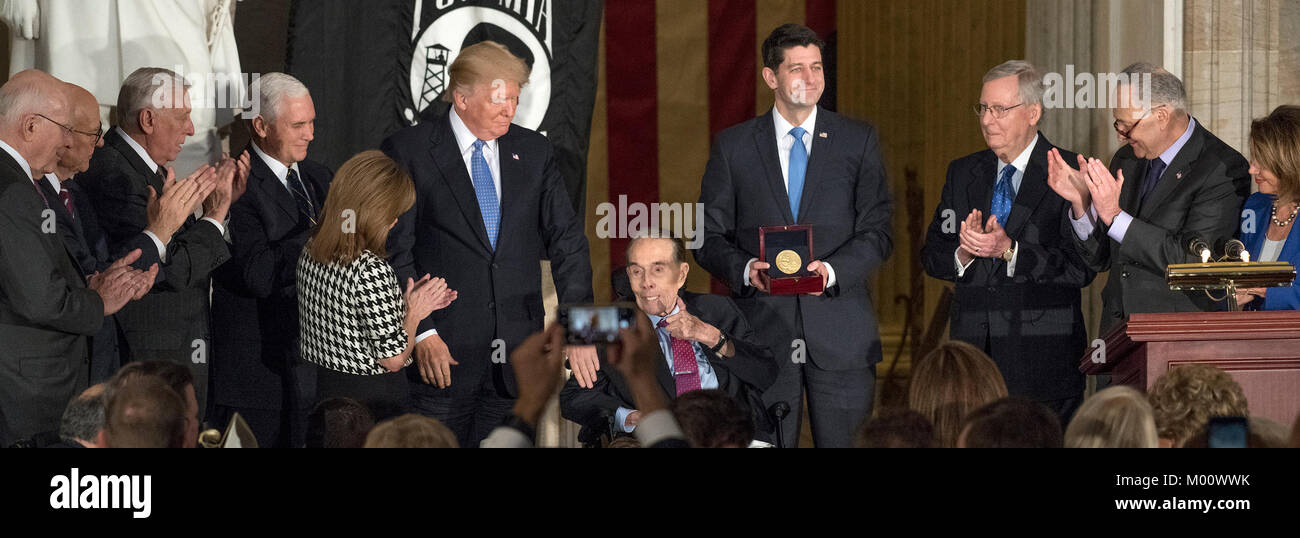 Washington DC, USA. 17 Jan, 2018. Der ehemalige US-Senator Bob Dole (Republikaner für Kansas) erkennt die Beifall in seiner Ehre mit einem "Daumen hoch" Geste, als der Sprecher der Vereinigten Staaten Haus Paul Ryan (Republikaner für Wisconsin) präsentiert der Congressional Gold Medal, die ihm in der Rotunde des US Capitol. Kongress beauftragt Goldmedaillen als seinen höchsten Ausdruck der nationalen Anerkennung für herausragende Leistungen und Beiträge. Credit: MediaPunch Inc/Alamy leben Nachrichten Stockfoto