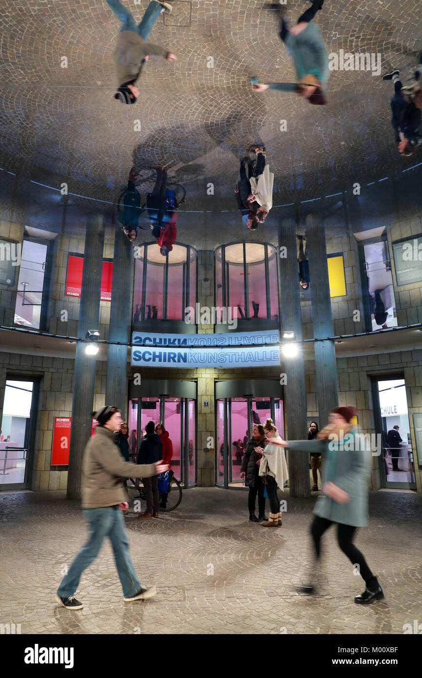 Frankfurt am Main, Deutschland. 17 Jan, 2018. Menschen gehen durch die Rotunde der Schirn Kunsthalle unter dem großen Installation [DIS] CONNECT von Philipp Hurhofer in Frankfurt, Deutschland, Jan. 17, 2018. Credit: Luo Huanhuan/Xinhua/Alamy leben Nachrichten Stockfoto