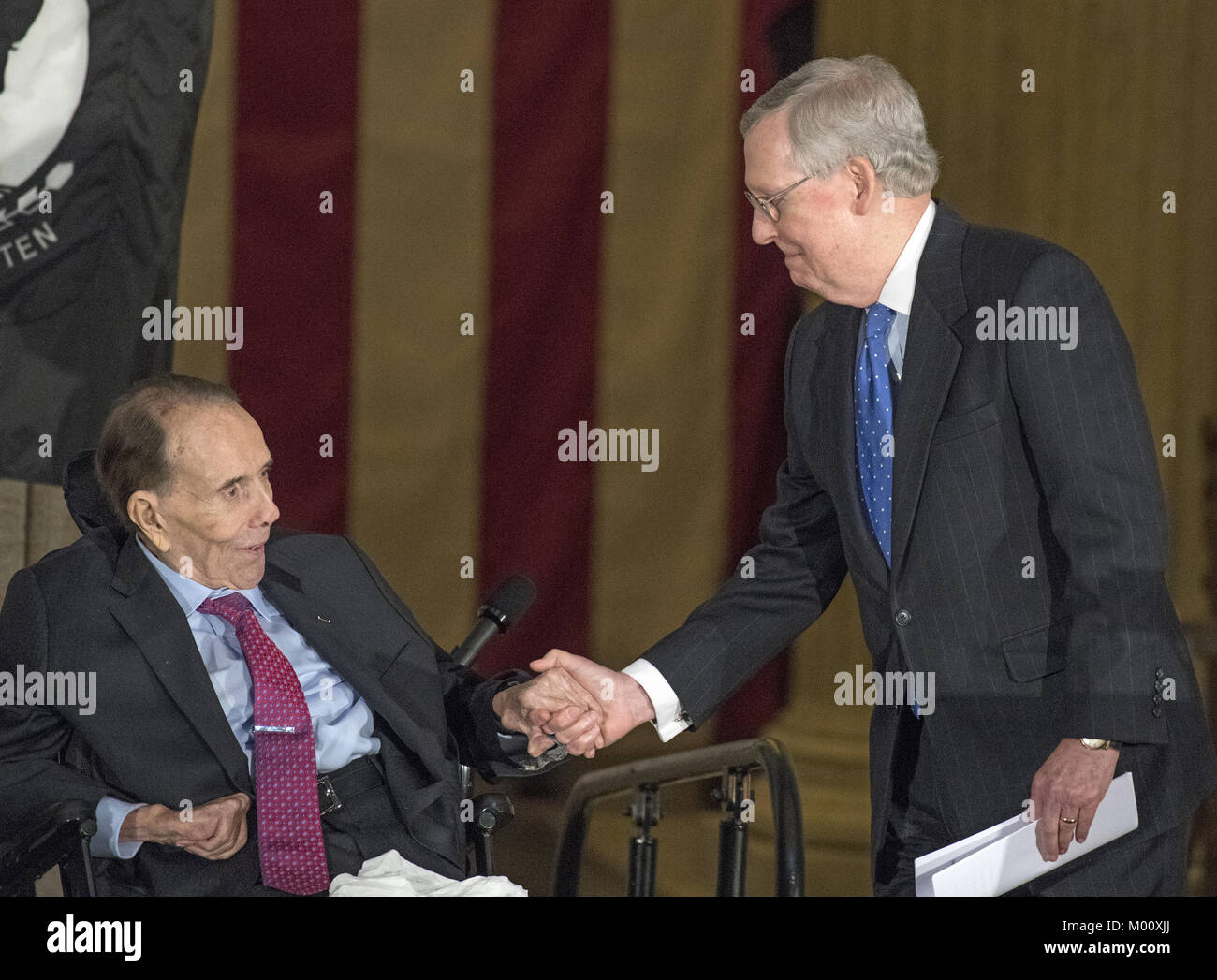 Januar 17, 2018 - Washington, District of Columbia, Vereinigte Staaten von Amerika - United States Mehrheitsführer im Senat, Mitch McConnell (Republikaner für Kentucky), rechts, schüttelt Hände mit dem ehemaligen US-Senator Bob Dole (Republikaner von Kansas), Links, bevor Sie bei einer Kongreßgoldmedaille Zeremonie zu Ehren Dole, die auch von US-Präsident Donald J. Trumpf in der Rotunde des US Capitol am Mittwoch, 17. Januar 2017 besucht wurde. Kongress beauftragt Goldmedaillen als seinen höchsten Ausdruck der nationalen Anerkennung für herausragende Leistungen und Beiträge. Dole serviert im Kongress f Stockfoto