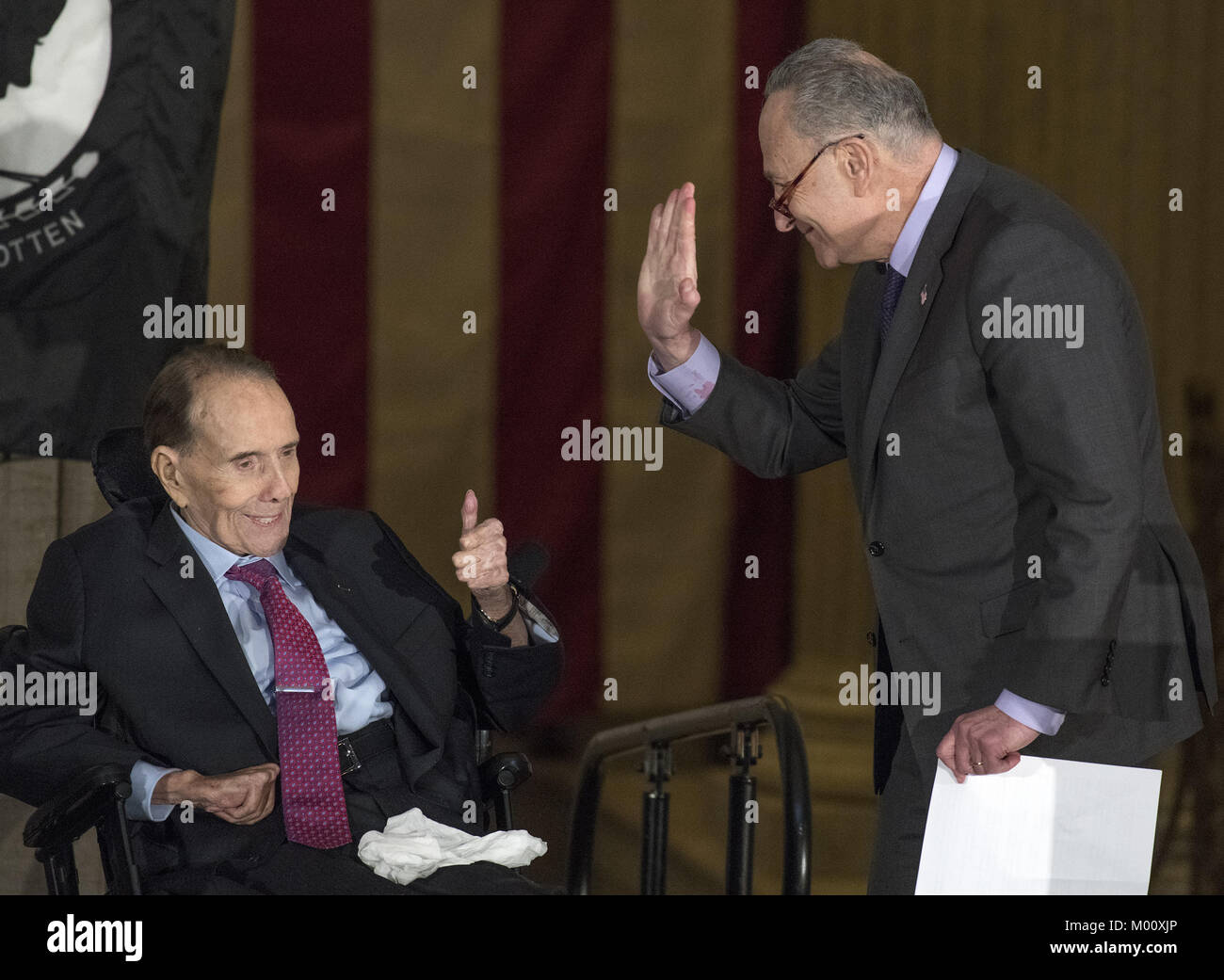 Januar 17, 2018 - Washington, District of Columbia, Vereinigte Staaten von Amerika - United States Senat Minderheit Leader Chuck Schumer (Demokrat von New York), rechts, Wellen zu US-Präsident Donald J. Trumpf als ehemaliger US-Senator Bob Dole (Republikaner für Kansas) seine Zustimmung zu einem Kongreßgoldmedaille Zeremonie zu Ehren Dole in der Rotunde des US Capitol am Mittwoch, 17. Januar 2017. Kongress beauftragt Goldmedaillen als seinen höchsten Ausdruck der nationalen Anerkennung für herausragende Leistungen und Beiträge. Dole im Kongress diente von 1961 bis 1996, war der Senat GOP führen. Stockfoto