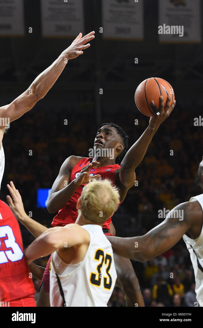 Wichita, Kansas, USA. 17 Jan, 2018. Southern Methodist Mustangs guard Schütteln Milton (1) hängt in der Luft für einen Schuß in der zweiten Hälfte während der NCAA Basketball Spiel zwischen der SMU Mustangs und die Wichita State Shockers an Charles Koch Arena in Wichita, Kansas. Kendall Shaw/CSM/Alamy leben Nachrichten Stockfoto