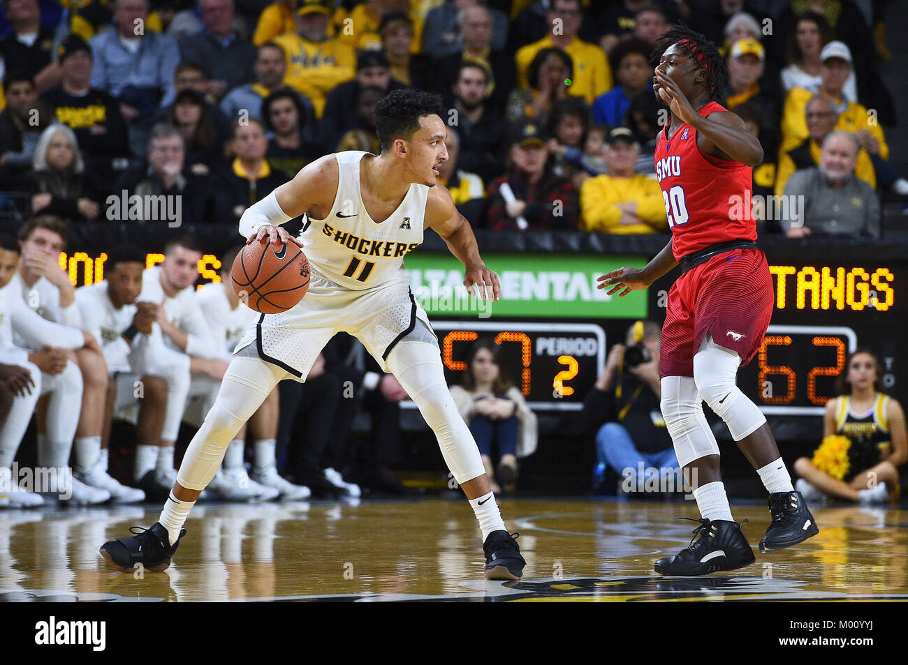 Wichita, Kansas, USA. 17 Jan, 2018. Wichita Zustand Shockers guard Landry Shamet (11) übernimmt die Kugel als Southern Methodist Mustangs guard Elia Landrum (20) verteidigt während der NCAA Basketball Spiel zwischen der SMU Mustangs und die Wichita State Shockers an Charles Koch Arena in Wichita, Kansas. Kendall Shaw/CSM/Alamy leben Nachrichten Stockfoto