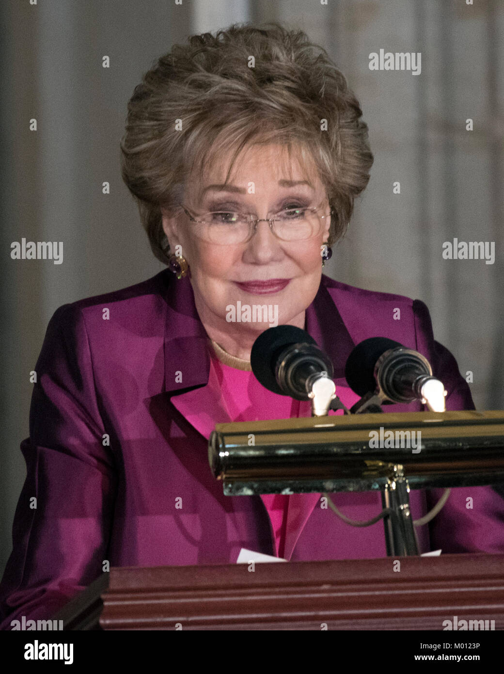 Der ehemalige US-Senator Elizabeth Dole (Republikaner von Nord-carolina) macht bei einer Kongreßgoldmedaille Zeremonie zu Ehren ihres Ehemanns, der ehemalige US-Senator Bob Dole (Republikaner für Kansas), die auch von US-Präsident Donald J. Trumpf in der Rotunde des US Capitol am Mittwoch, 17. Januar 2017 besucht wird. Kongress beauftragt Goldmedaillen als seinen höchsten Ausdruck der nationalen Anerkennung für herausragende Leistungen und Beiträge. Dole serviert im Kongreß von 1961 bis 1996, war der Senat GOP Führer von 1985 bis 1996, und war die Republikanische Partei nominierte 1996 für Stockfoto