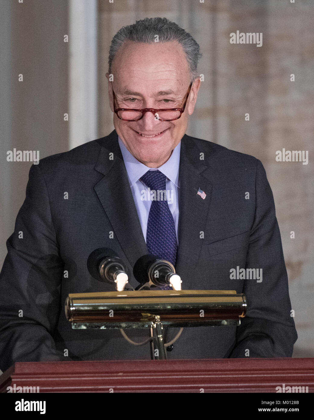 Senat der Vereinigten Staaten Minderheit Leader Chuck Schumer (Demokrat von New York) macht die Führung bei einer Kongreßgoldmedaille Zeremonie zu Ehren der ehemalige US-Senator Bob Dole (Republikaner für Kansas), die auch von US-Präsident Donald J. Trumpf in der Rotunde des US Capitol am Mittwoch, 17. Januar 2017 besucht wurde. Kongress beauftragt Goldmedaillen als seinen höchsten Ausdruck der nationalen Anerkennung für herausragende Leistungen und Beiträge. Dole serviert im Kongreß von 1961 bis 1996, war der Senat GOP Führer von 1985 bis 1996, und war die Republikanische Partei nominierte 1996 für Pres Stockfoto