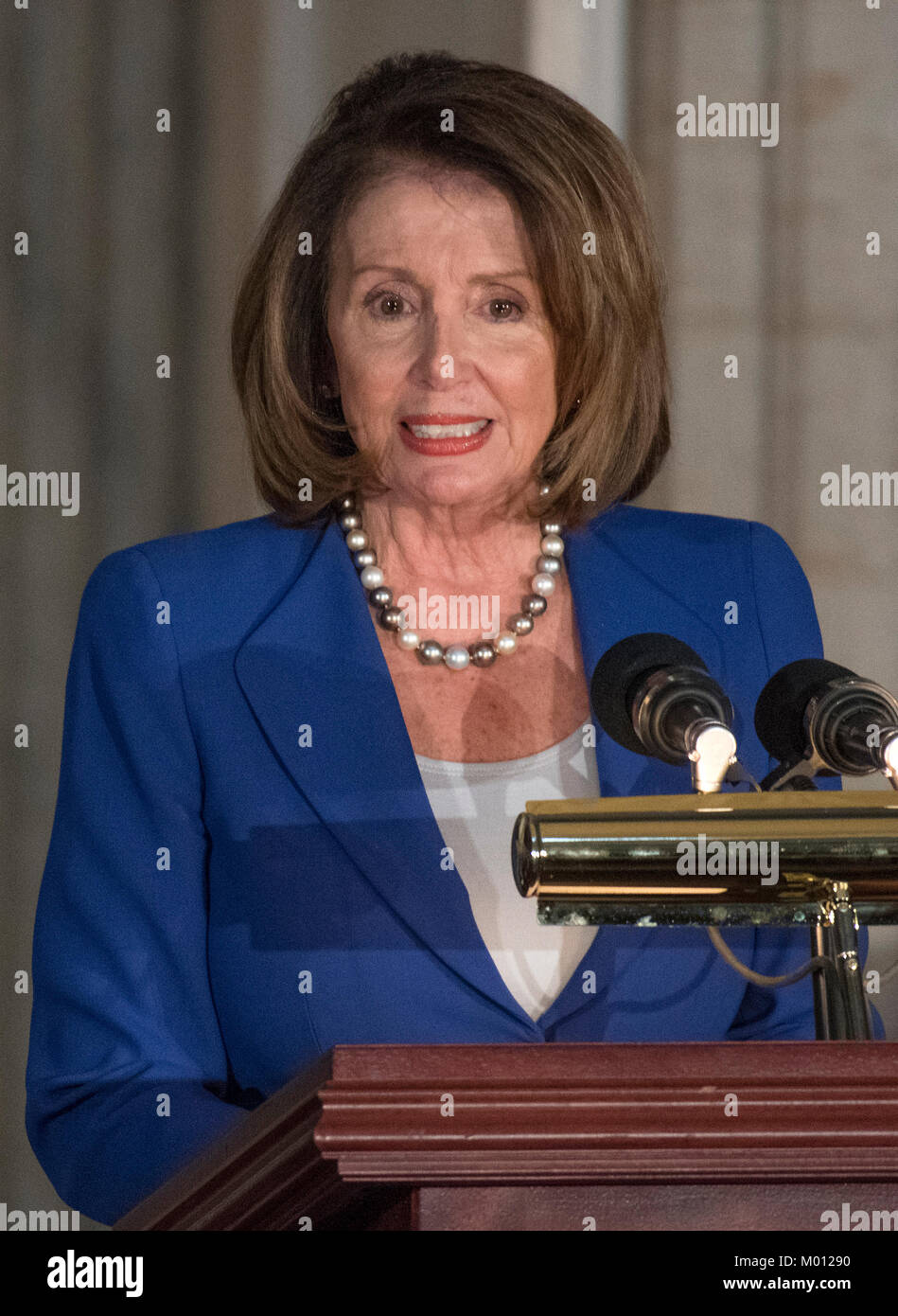 United States Hausminoritätführer Nancy Pelosi (Demokrat aus Kalifornien) macht die Führung bei einer Kongreßgoldmedaille Zeremonie zu Ehren der ehemalige US-Senator Bob Dole (Republikaner für Kansas), die auch von US-Präsident Donald J. Trumpf in der Rotunde des US Capitol am Mittwoch, 17. Januar 2017 besucht wurde. Kongress beauftragt Goldmedaillen als seinen höchsten Ausdruck der nationalen Anerkennung für herausragende Leistungen und Beiträge. Dole serviert im Kongreß von 1961 bis 1996, war der Senat GOP Führer von 1985 bis 1996, und war die Republikanische Partei nominierte 1996 für Pres Stockfoto