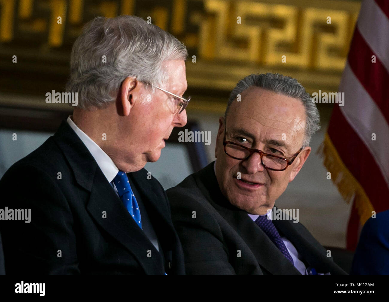 Mehrheitsführer im Senat, Mitch McConnell, ein Republikaner aus Kentucky, und Senat Minderheit Leader Chuck Schumer, Demokrat aus New York, Sprechen während der Congressional Gold Medal Zeremonie für ehemalige Senator Bob Dole, in Washington D.C., USA, am Mittwoch, Januar 17, 2018. Fotograf: Al Drago/Bloomberg Credit: Al Drago/Pool über CNP - KEINE LEITUNG SERVICE - Foto: Al Drago/konsolidierte News Fotos/Al Drago - Pool über CNP Stockfoto