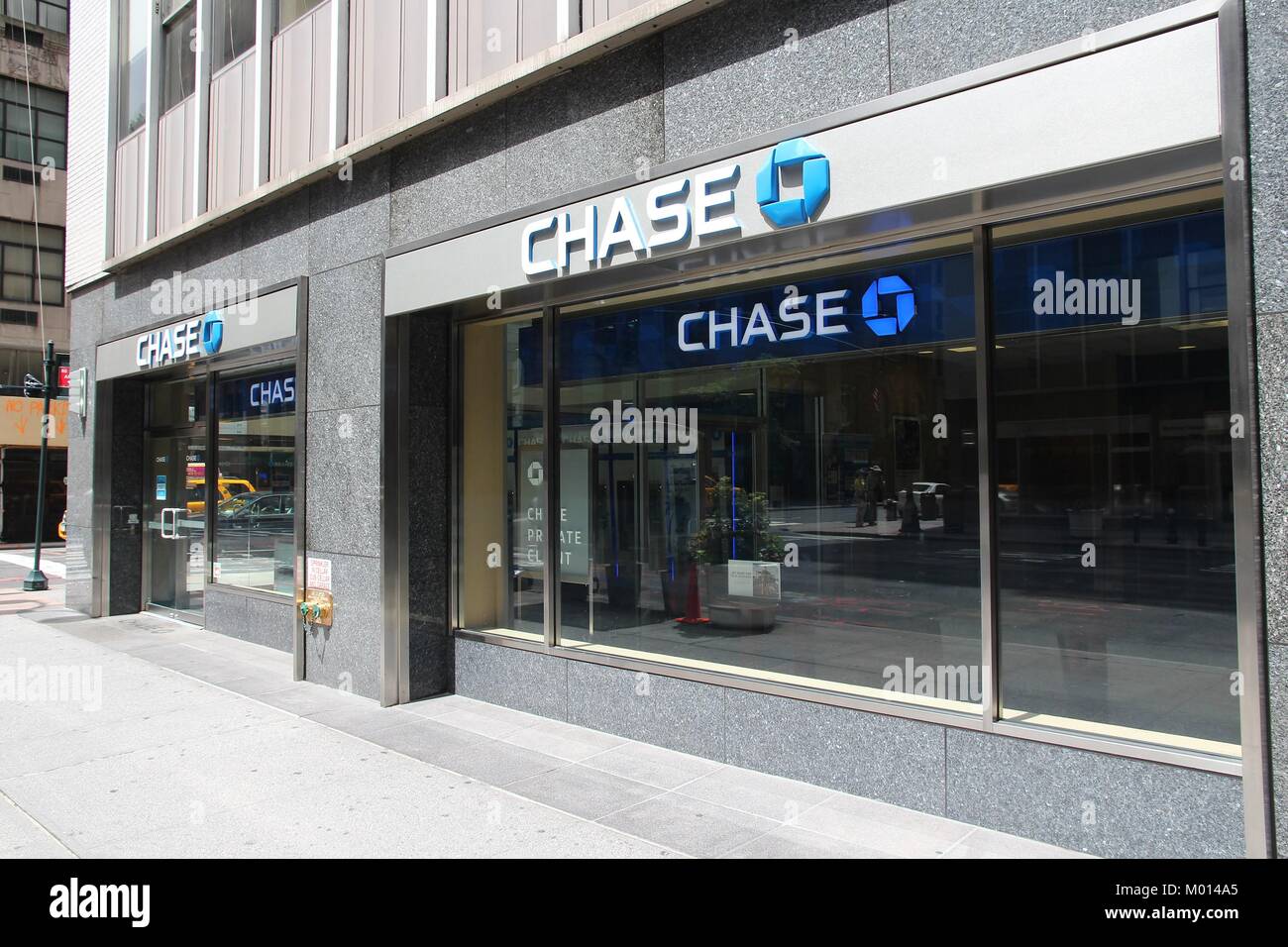 NEW YORK - Juli 4: Chase Bank Filiale am 4. Juli 2013 in New York. JPMorgan Chase Bank ist eine der vier großen Banken der USA. Es hat 5.100 Niederlassungen und 16. Stockfoto