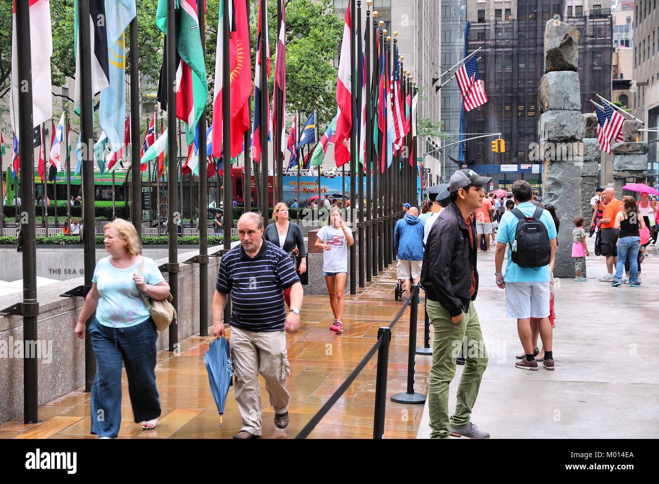 NEW YORK - 1 JULI: Menschen besuchen Rockefeller Center am 1. Juli 2013 in New York. Rockefeller Center ist eines der bekanntesten Wahrzeichen in den Vereinigten S Stockfoto