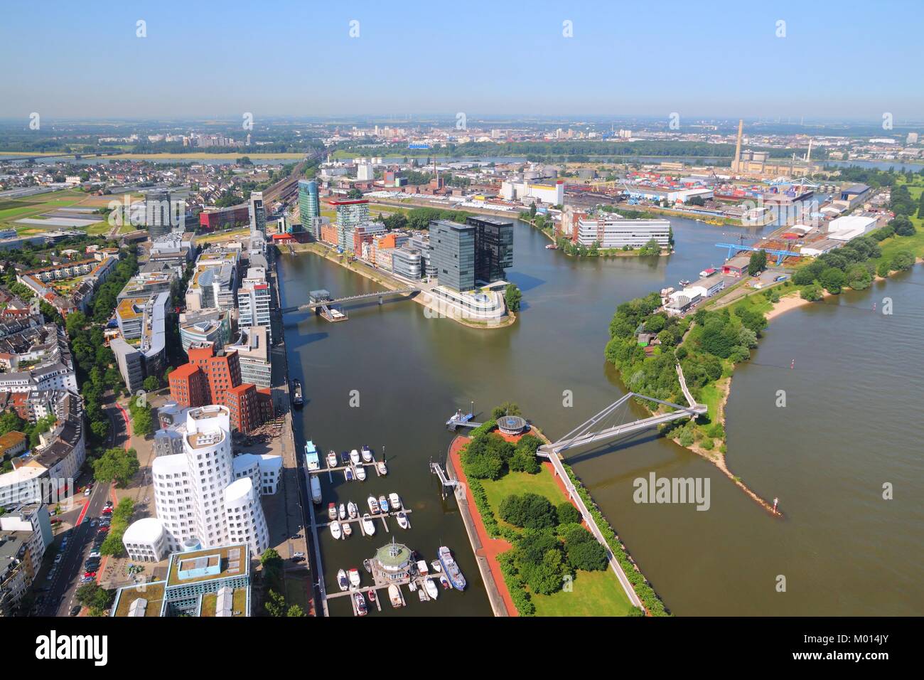 Düsseldorf - Stadt in Nordrhein-Westfalen. Teil des Ruhrgebietes. Luftbild mit Hafen (Hafenstadt) Bezirk am Rhein. Stockfoto