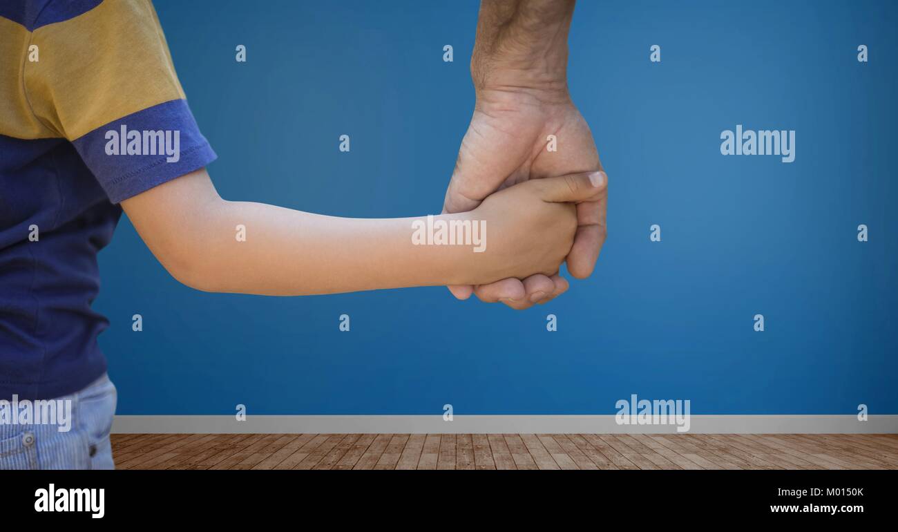 Kind holding Erwachsene hand mit blauen Wand im Zimmer Stockfoto