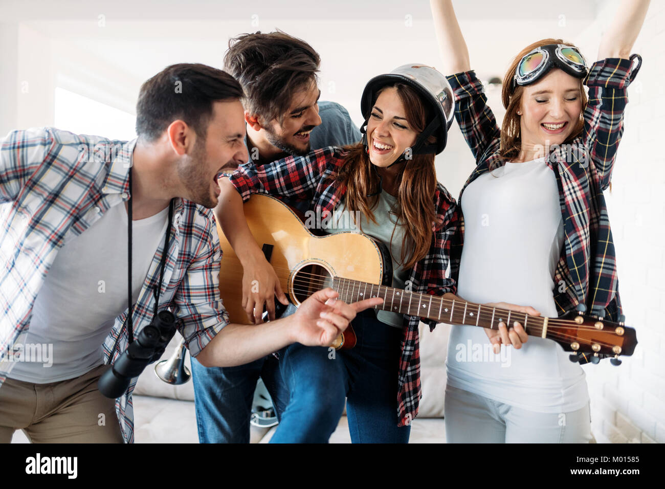 Glückliche junge Freunde, Spaß und Party Musik Stockfoto