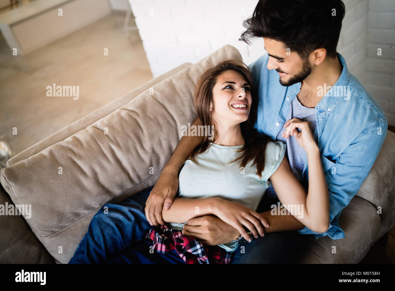 Junges Paar die Zeit gemeinsam zu Hause Stockfoto