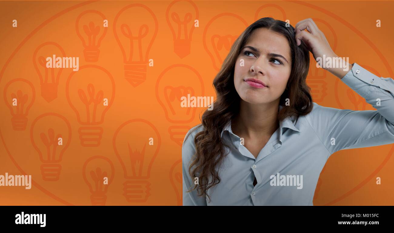 Verwirrt Frau kratzen den Kopf oben vor einem orangefarbenen Hintergrund mit Lampen auf der Suche Stockfoto