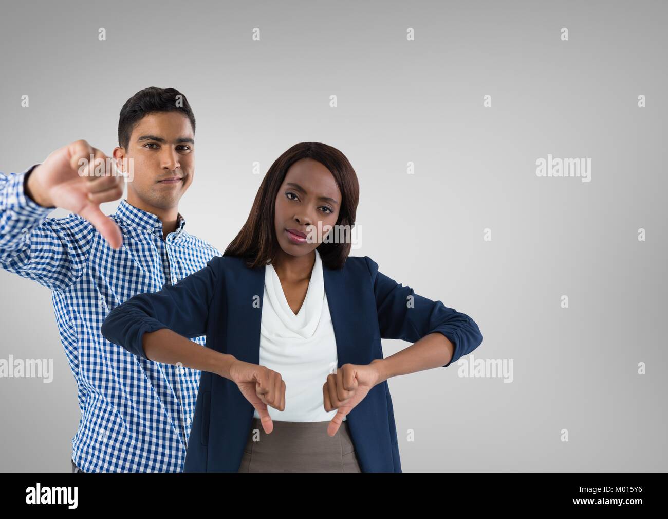 Der Mann und die Frau mit dem Daumen nach unten Stockfoto