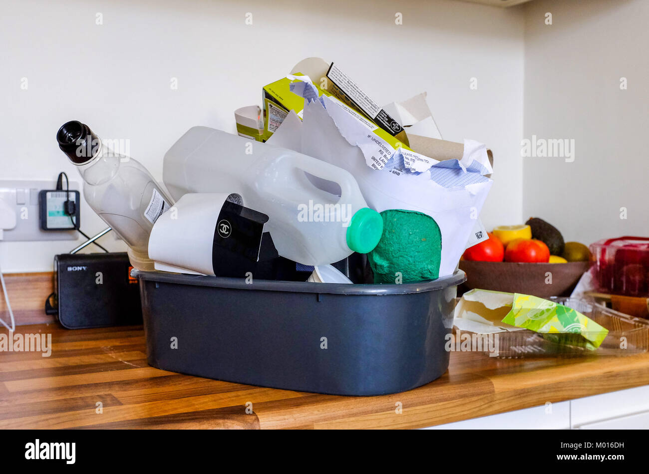Hausmüll Hausmüll aus Pappe Kunststoff Flaschen bereit für das Recycling in Küche Stockfoto