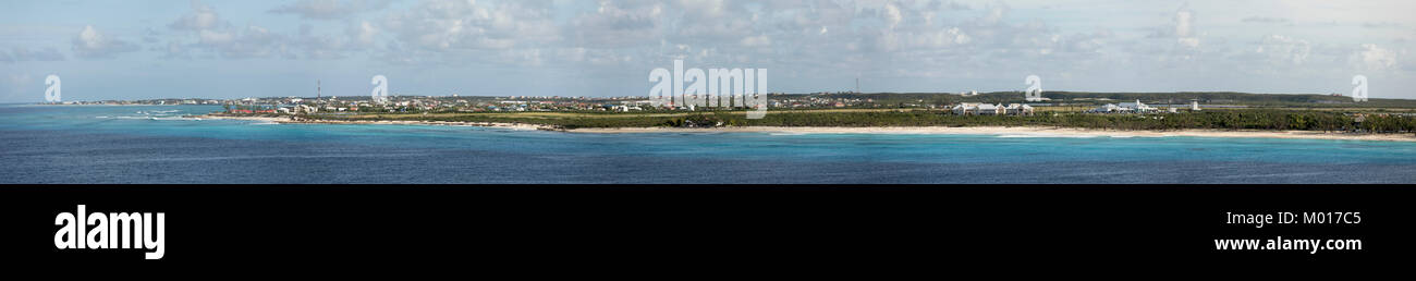 Breites Panorama von Grand Turk und Cockburn Town. Stockfoto