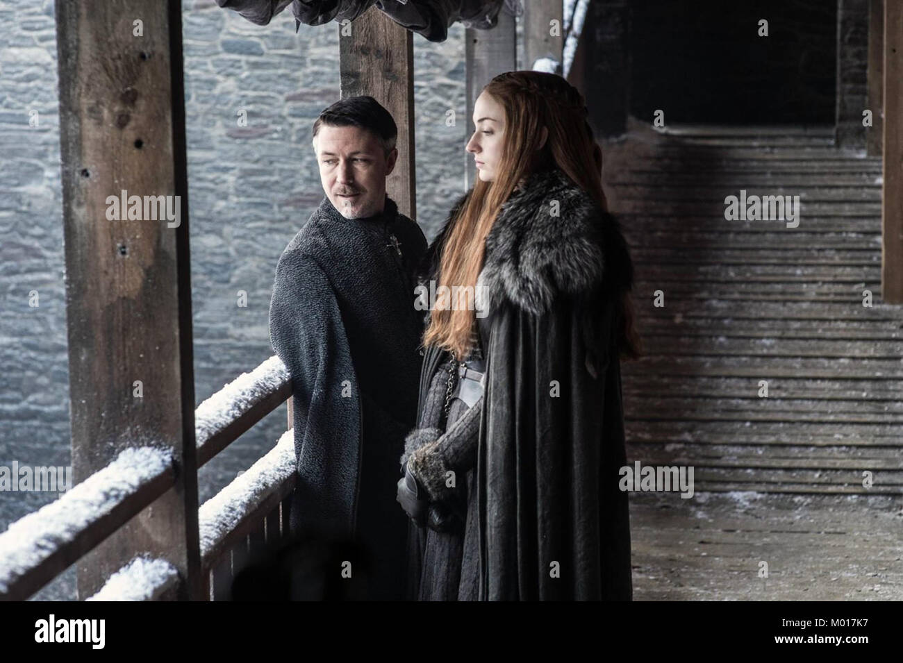 Noch von Saison von Spiel der Throne, die ist eine US-amerikanische Fantasy drama TV-Serie erstellt von David Benioff und D. B. Weiss. Es ist eine Adaption von Das Lied von Eis und Feuer, George R.R.Martin der Serie der Fantasy Romane, von denen die erste ist ein Spiel der Throne. Dieses Foto ist nur für den redaktionellen Gebrauch bestimmt und unterliegen dem Copyright der Film Company und/oder der Fotograf durch den Film oder die Produktion Firma zugewiesen und kann nur reproduziert durch Veröffentlichungen im Zusammenhang mit der Förderung der oben genannten Film. Eine obligatorische Gutschrift auf dem Film Firma ist erforderlich. Der Fotograf sollte auch sein Stockfoto