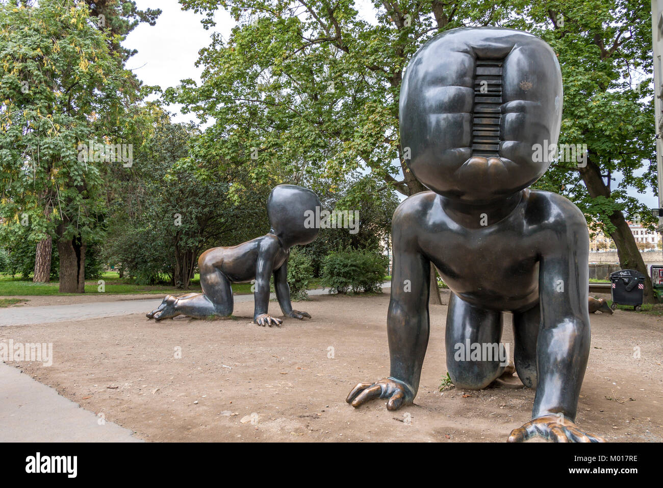 Riesige bronzene Krabbelbabys im Prager Kampa-Park vom tschechischen Bildhauer und Künstler David Cerny, Prag, Tschechische Republik Stockfoto