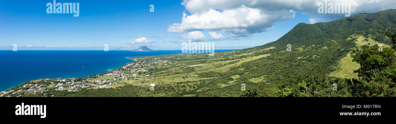 Blick auf St. Kitts mit St Eustatius und Saba im Hintergrund. Stockfoto