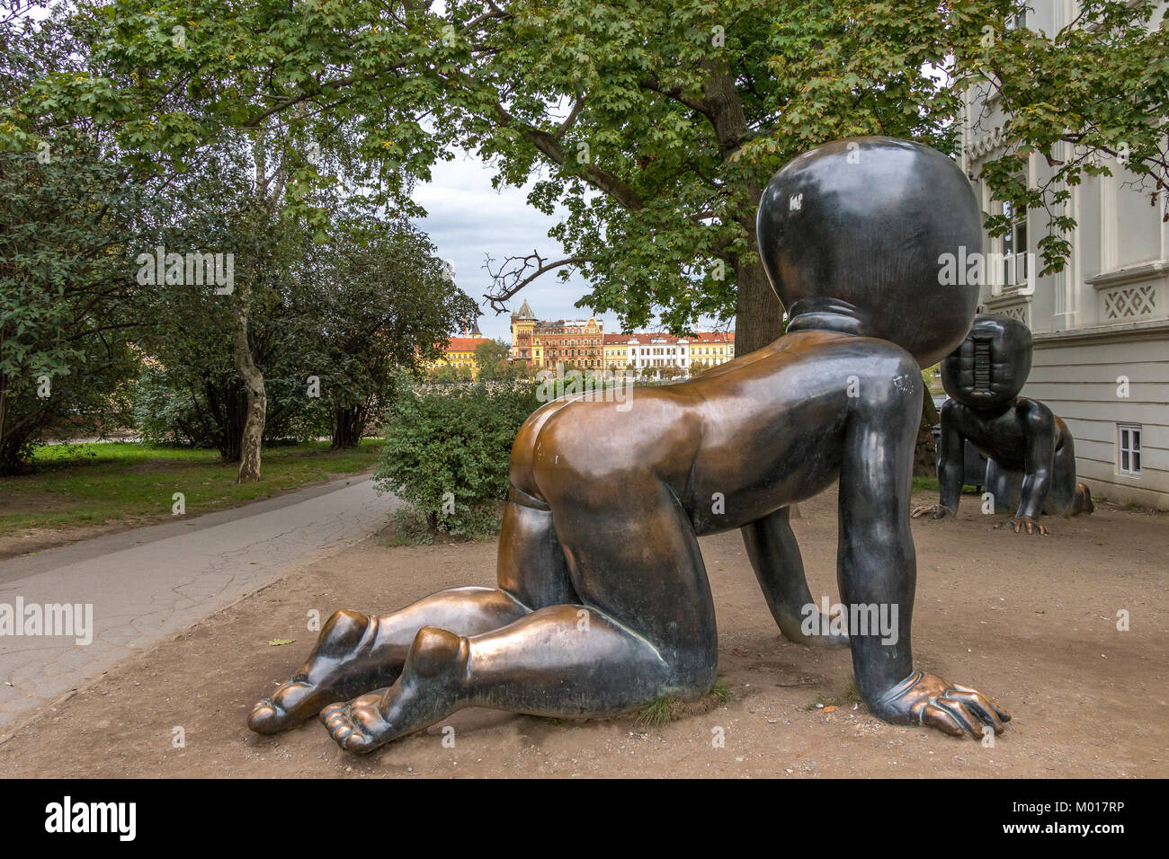Riesige bronzene Krabbelbabys im Prager Kampa-Park vom tschechischen Bildhauer und Künstler David Cerny, Prag, Tschechische Republik Stockfoto