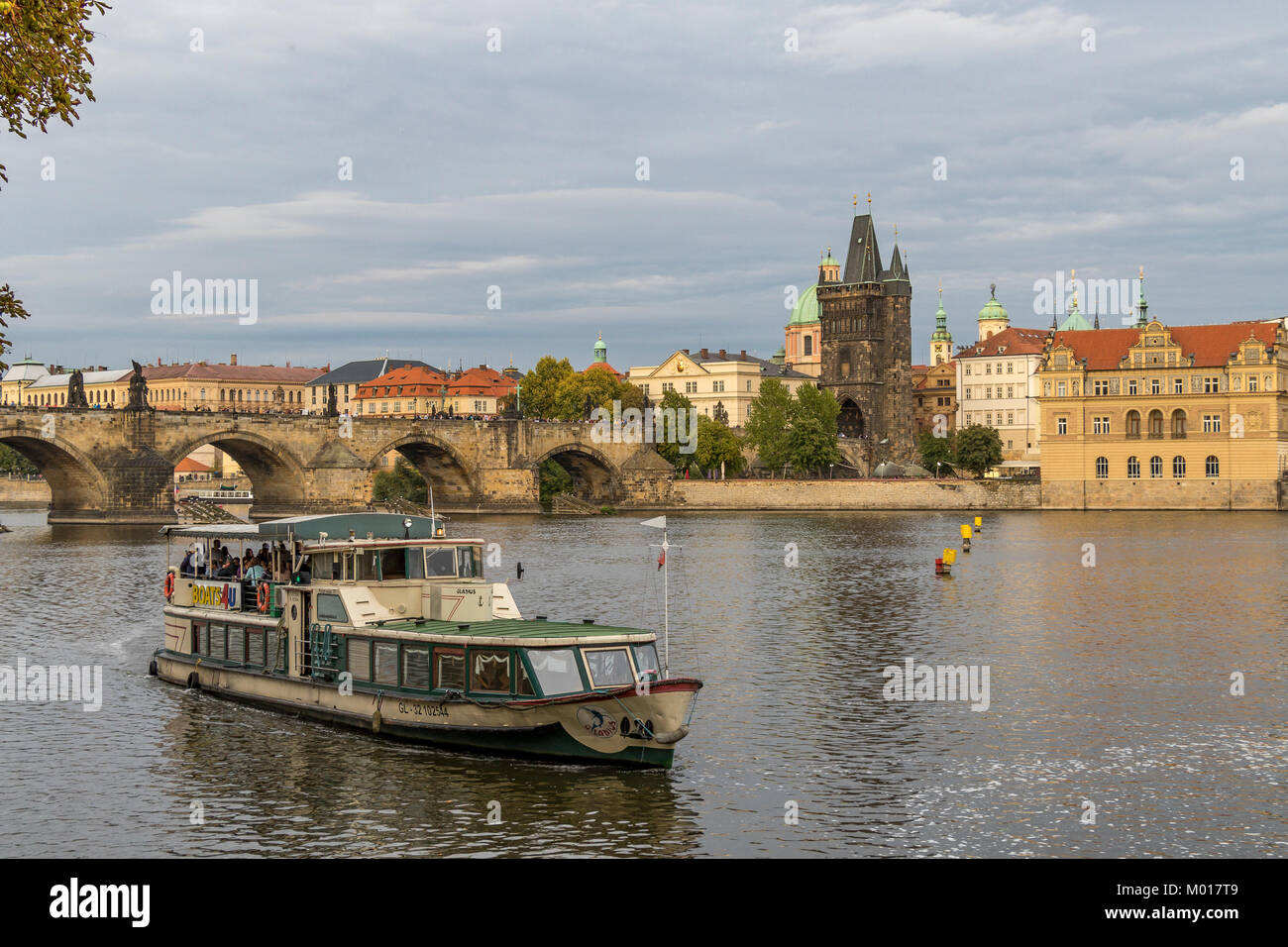 Ein Ausflugsboot auf dem River Vlatava, Kreuzfahrten, weg von der Karlsbrücke und dem Altstädter Brückenturm Stockfoto