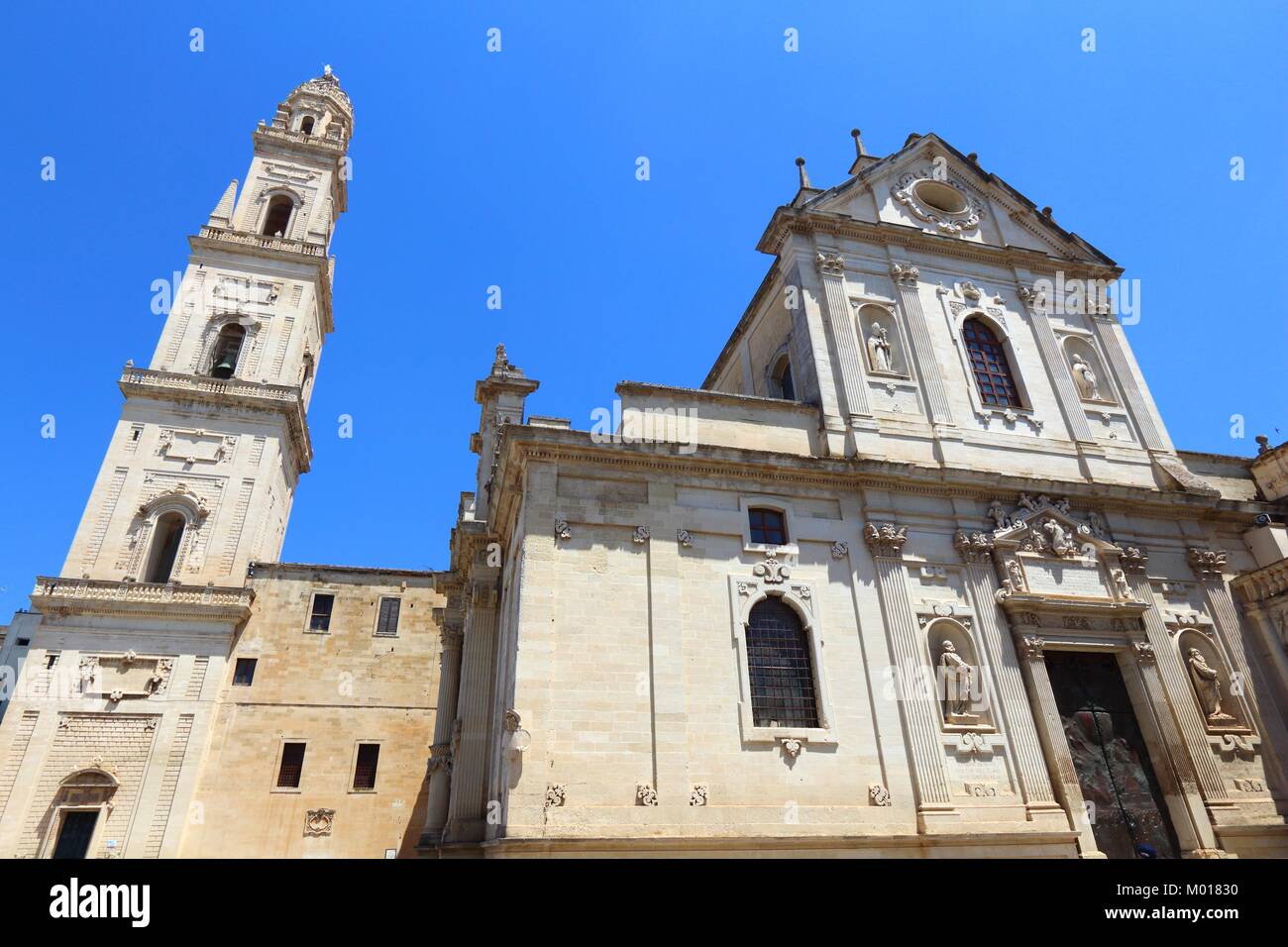 Die Kathedrale von Lecce in Italien. Barocke Architektur - Campanile und Fassade. Stockfoto