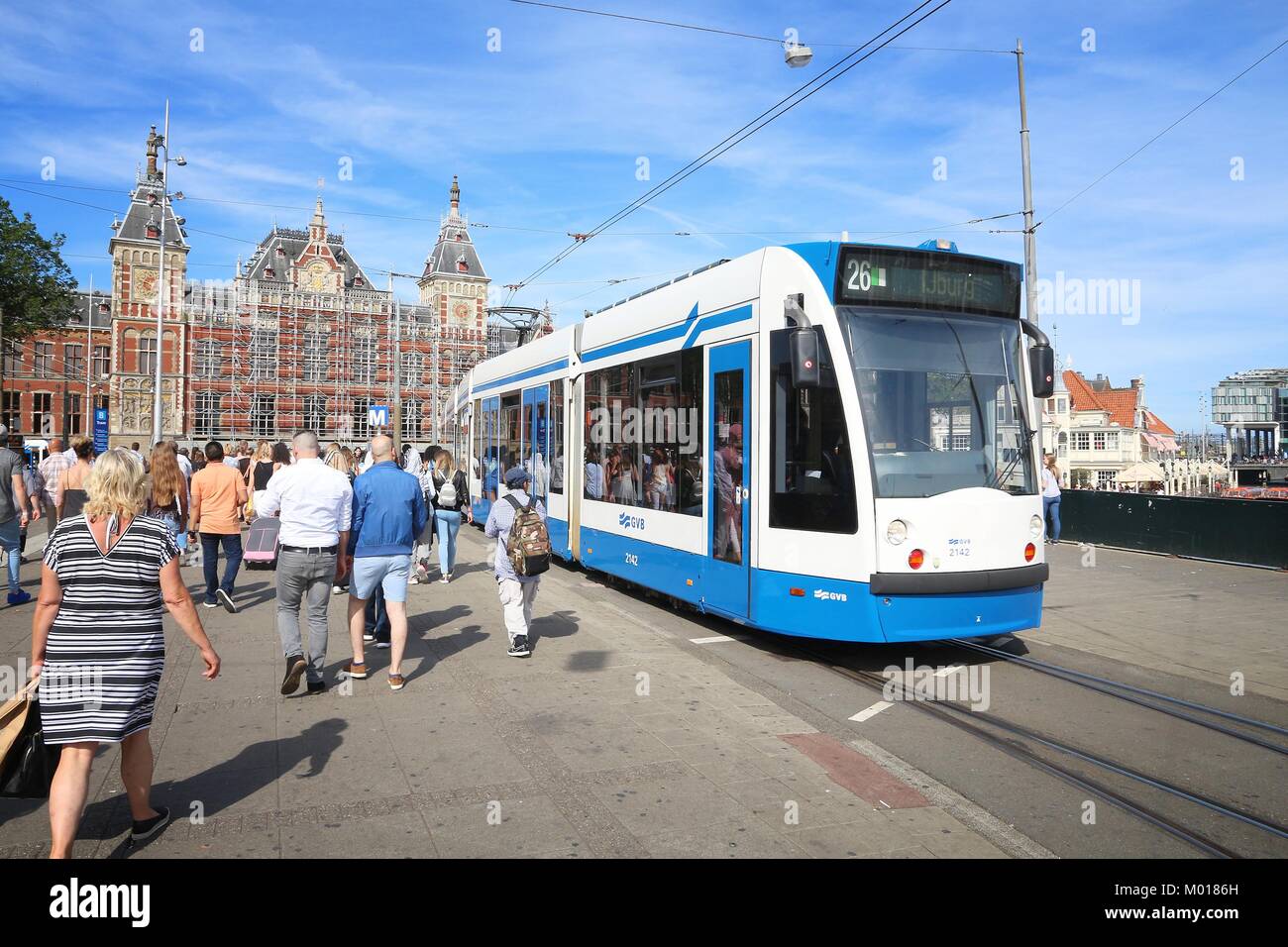 AMSTERDAM, NIEDERLANDE, 9. Juli 2017: Die Menschen besuchen Hauptbahnhof Amsterdam (Centraal) in den Niederlanden. Der Bahnhof wurde 1889 eröffnet und hat 16. Stockfoto