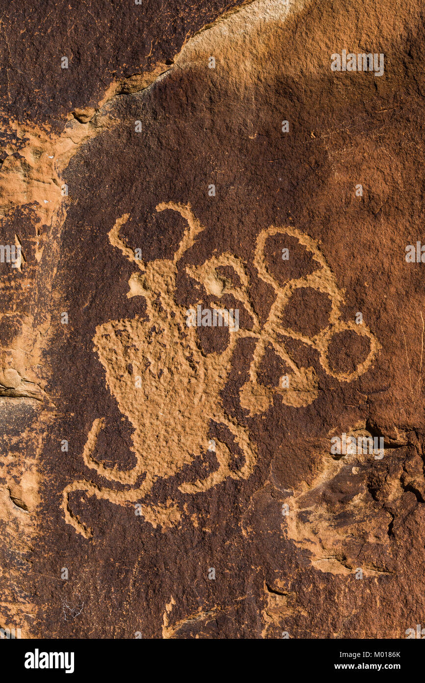 Petroglyph zeigt eine Abbildung, die aussieht wie ein Jongleur, mit extra Anhängseln und eine unbekannte Bedeutung, in Nine Mile Canyon, Utah, USA Stockfoto