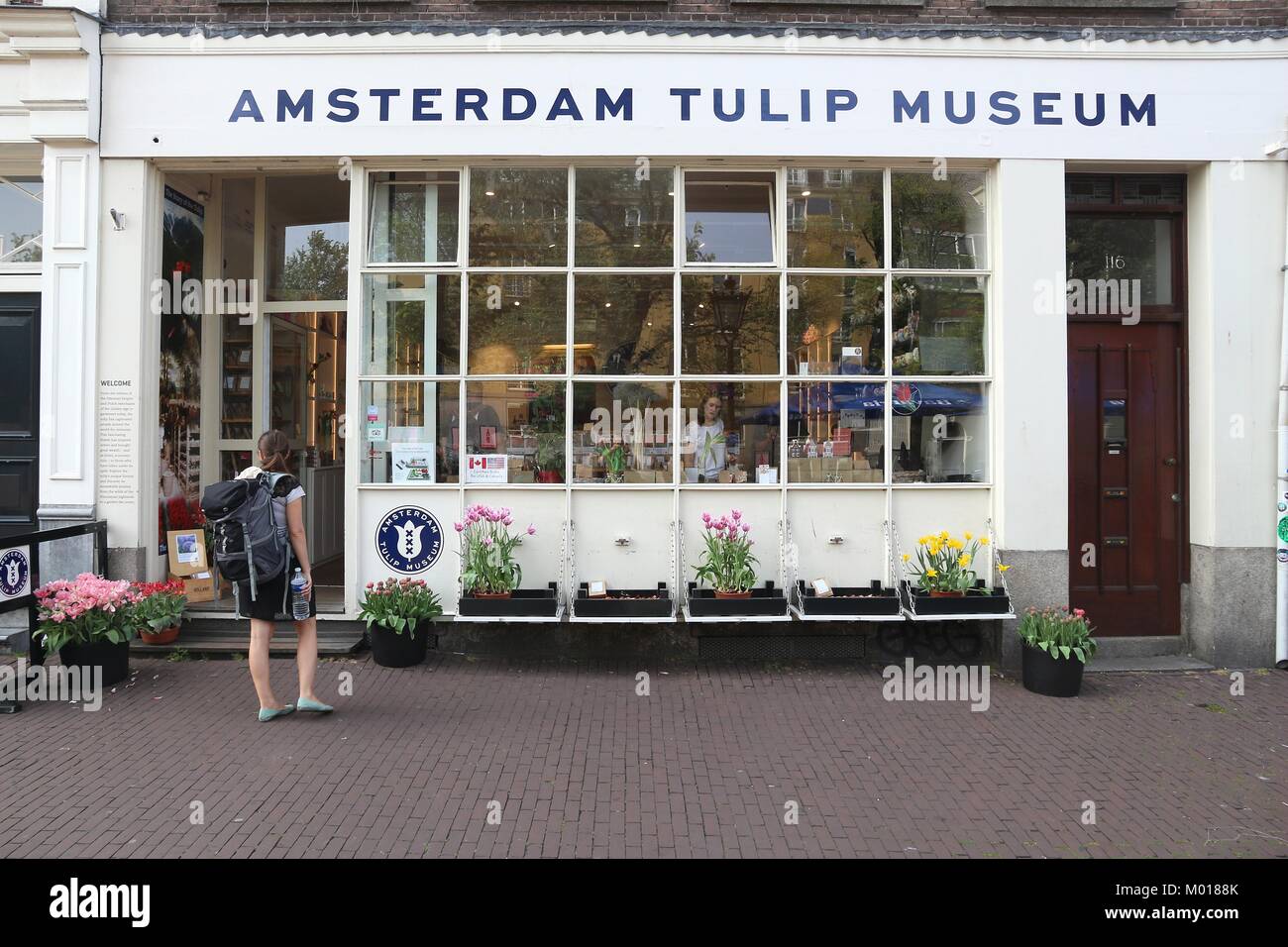 AMSTERDAM, NIEDERLANDE, 7. Juli 2017: Die Menschen besuchen Amsterdamer