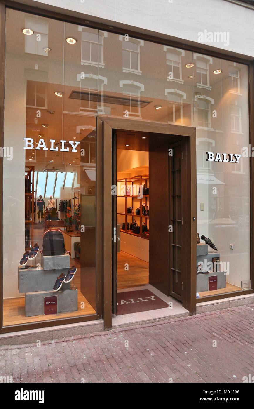 AMSTERDAM, NIEDERLANDE - 10 JULI 2017: Bally fashion shop in Amsterdam. Pieter Cornelis Hooftstraat ist die ultimative exklusive Einkaufsstraße im Ne Stockfoto