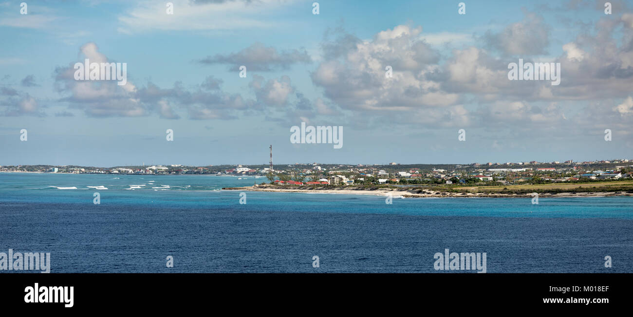 Panoramablick über Cockburn Town, Grand Turk, vom Meer. Stockfoto