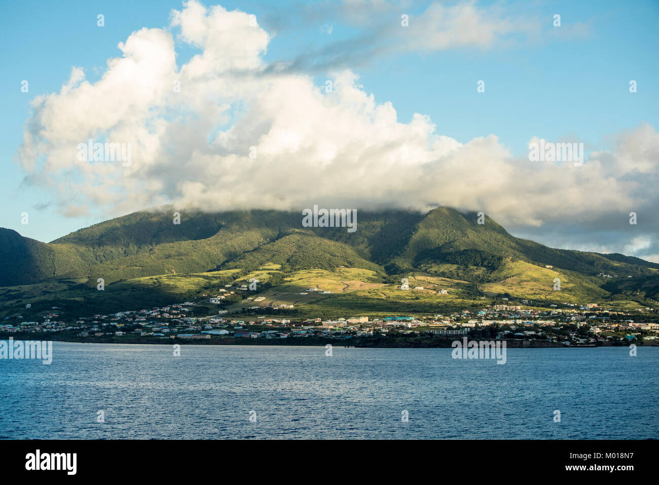 Basseterre, St. Kitts und Mount Liamuiga drapiert in den Wolken in der Morgendämmerung. Stockfoto